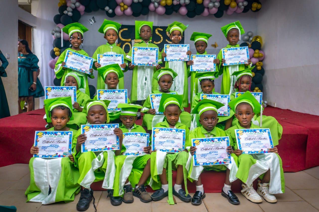 Élèves diplômés avec leurs certificats