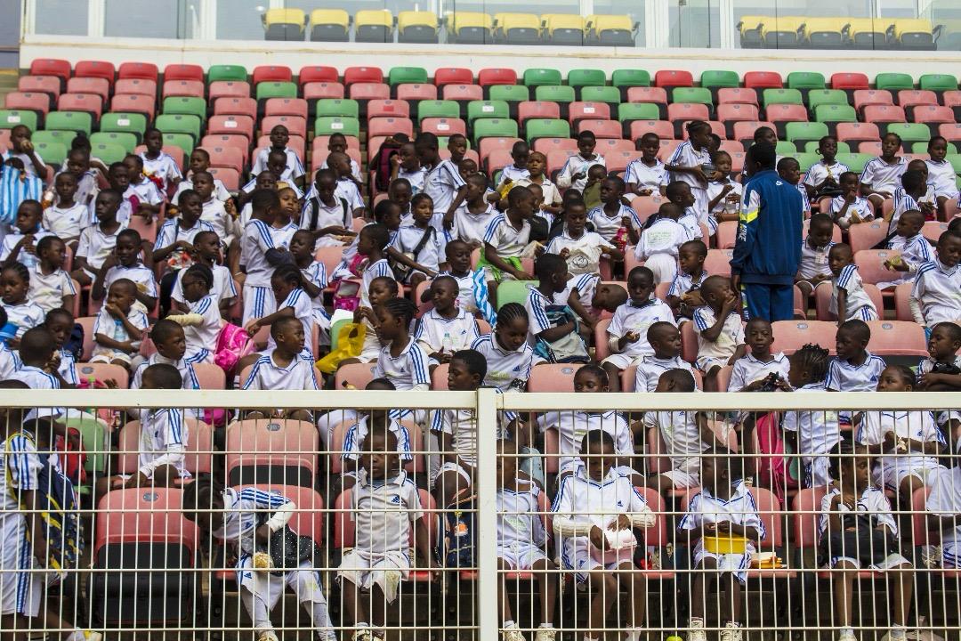 Élèves dans les tribunes du stade